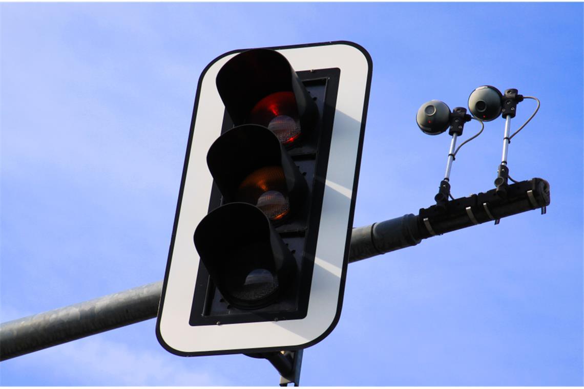 Was bedeuten Kameras auf Ampeln? Auf immer mehr Ampeln befinden sich Kameras. Aber welche Aufgabe haben sie? Mehr dazu hier.
