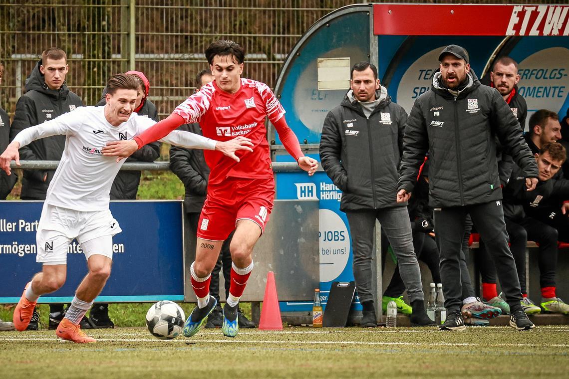 „Am Ende spielen immer noch elf gegen elf“ Auf Kunstrasen gab es für das Team von Trainer Pavlos Osipidis (rechts) zuletzt den dritten Saisonheimsieg. Foto: Alexander Becher