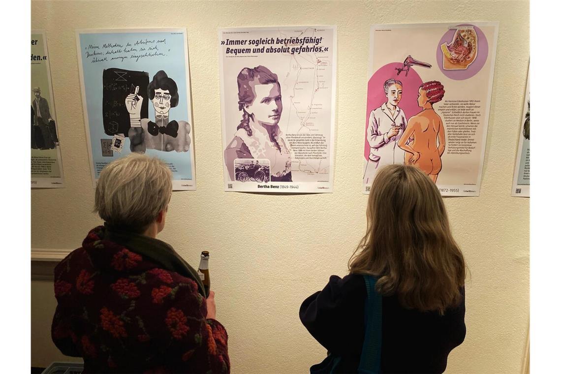 Rebellinnen, die man kennen muss Auf Plakaten werden die „rebellischen Frauen“ vorgestellt.