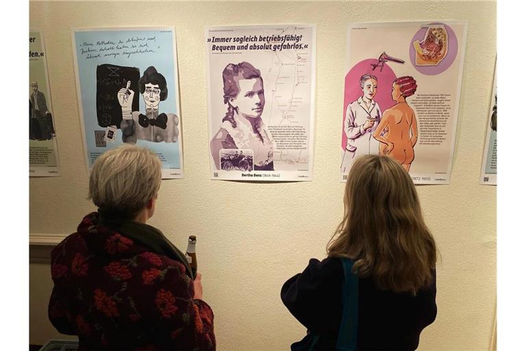 Auf Plakaten werden die „rebellischen Frauen“ vorgestellt.