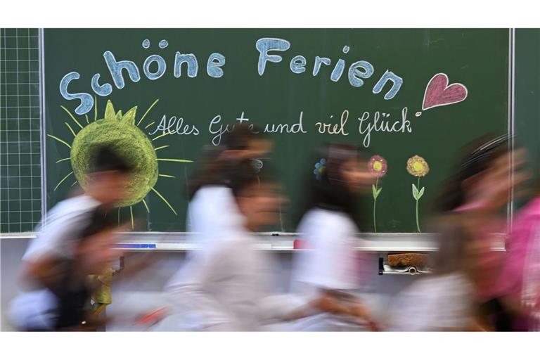Auf sechs Wochen Sommerferien können sich Schülerinnen und Schüler in Deutschland freuen. (Archivbild)