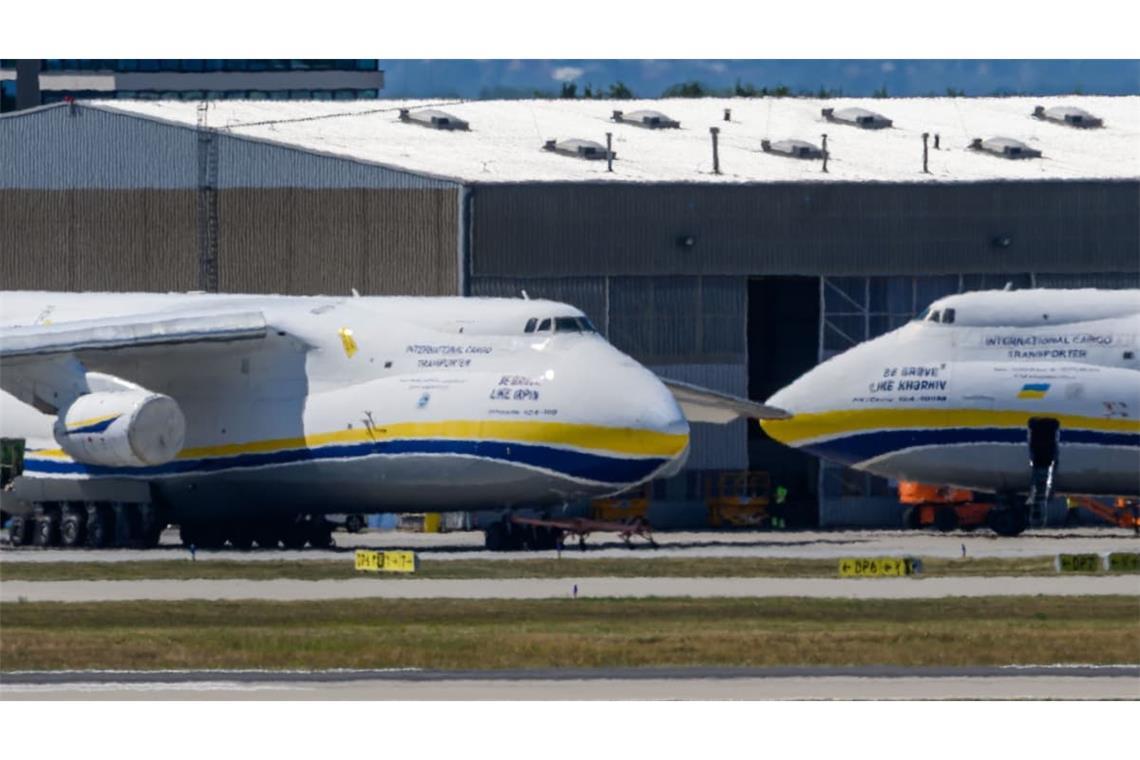 Auf sie zielten die russischen Drohnen: Ukrainische Militärflugzeuge auf dem Flughafen Leipzig/Halle.