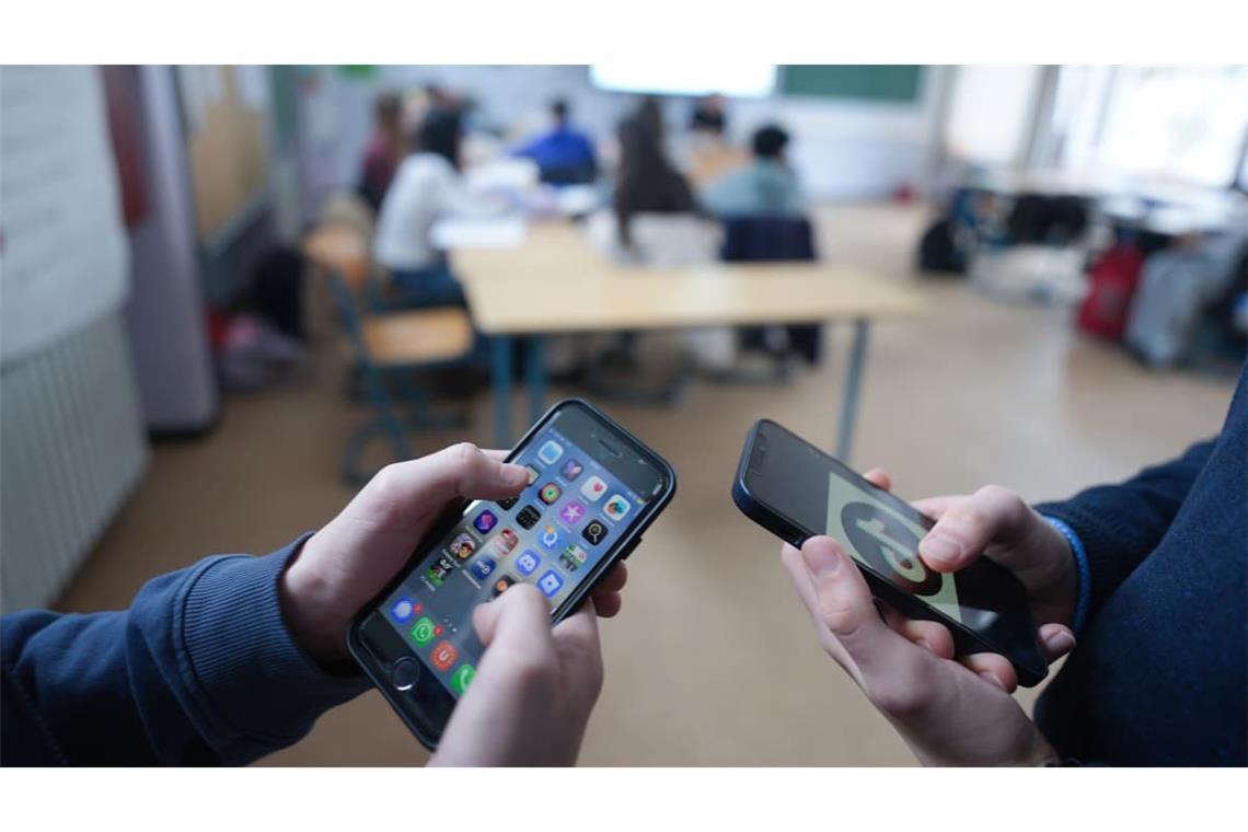 Auf Social Media daddeln statt in der Schule aufpassen&nbsp;– damit soll zumindest für Kinder unter 13 Jahren bald Schluss sein.