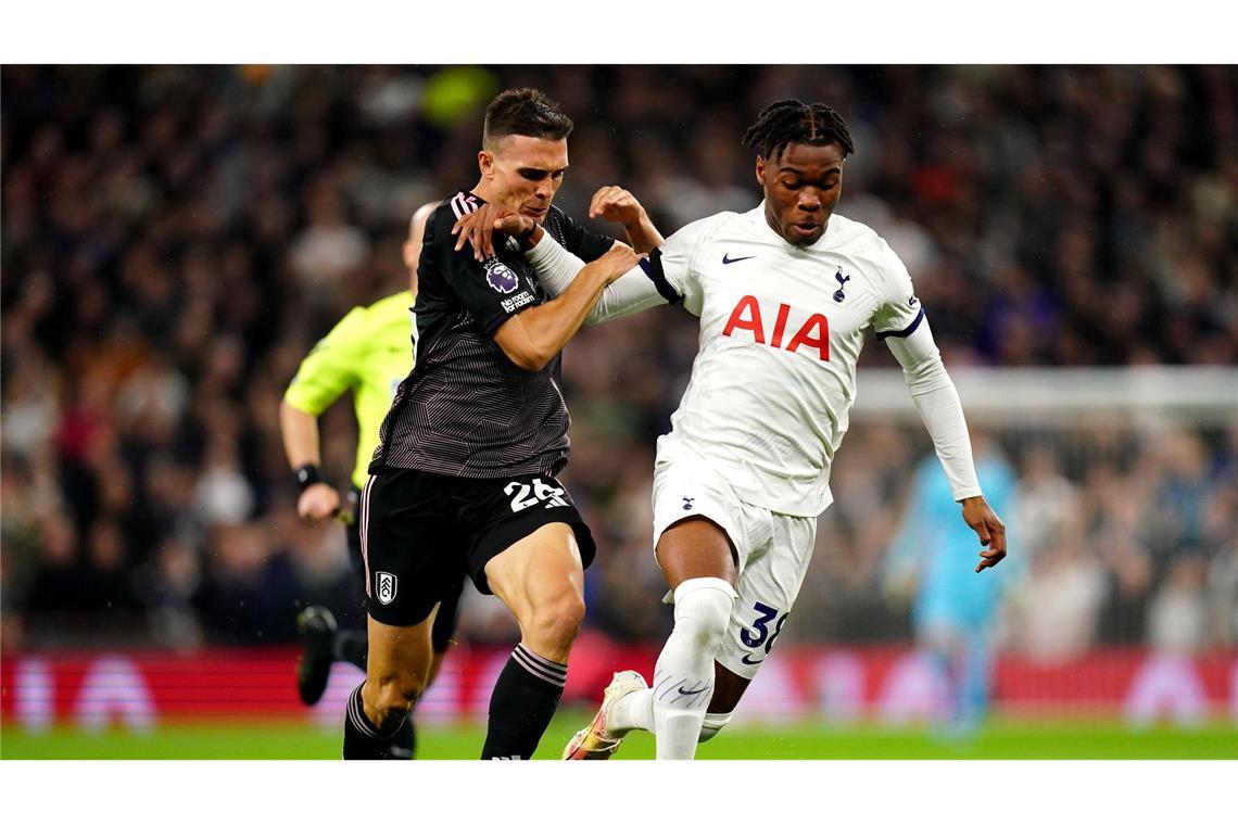 Es war einmal das Huhn - Wissenswertes um Ei und Gackertier Auf Sporttrikots findet man den Hahn etwa beim britischen Fußballverein Tottenham Hotspurs. (Archivbild)