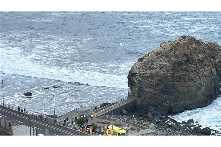 Auf Teneriffa wurden mehrere Menschen von hohen Wellen erfasst.
