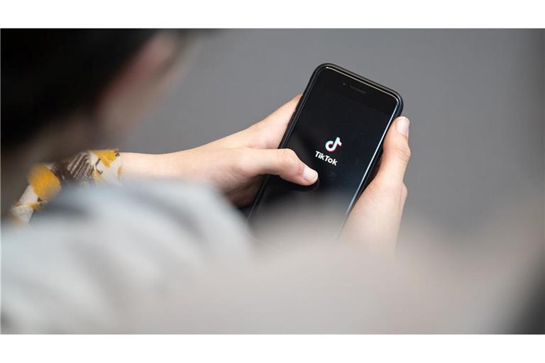 Auf Tiktok tauschen sich Nutzerinnen und Nutzer über neue Filme aus. (Symbolbild)