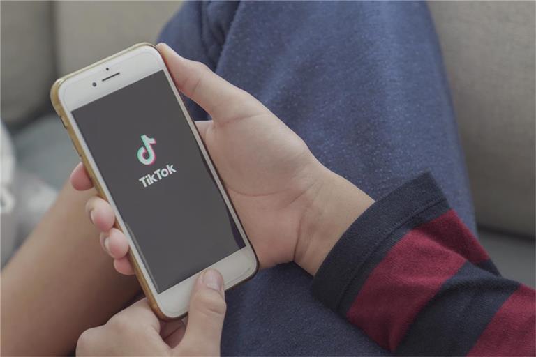 Auf TikTok trendet gerade ein dreibeiniger Hai: Tralalero Tralala.