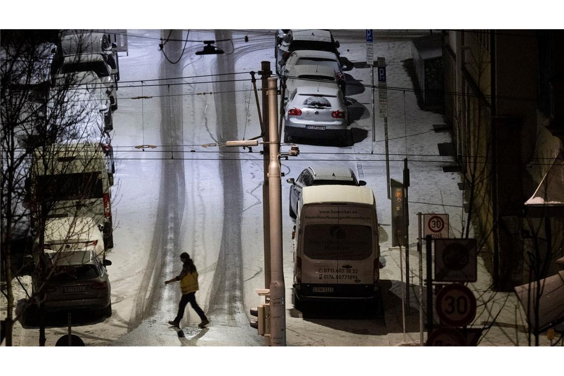 Auf vielen Straßen in Deutschland ist es weiterhin rutschig.