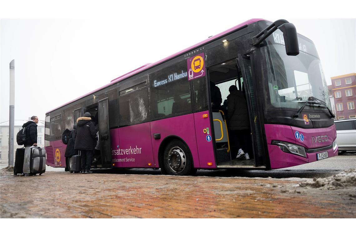 Auf vielen Strecken fahren die Ersatzbusse nun länger - solange, bis die Sanierung abgeschlossen ist. (Archivbild)