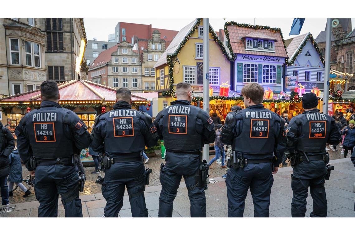 Hunderte gedenken der Opfer nach Todesfahrt von Magdeburg Auf vielen Weihnachtsmärkten wird nun die Polizeipräsenz erhöht. Der Magdeburger Weihnachtsmarkt bleibt für dieses Jahr geschlossen.