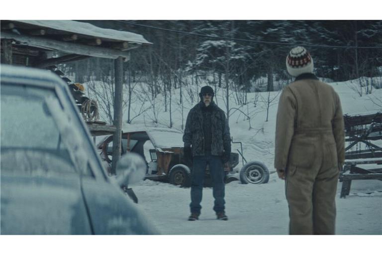Aufeinandertreffen im Hof des Peinigers (Marc Mechaca). Rechts: Emma Thompson als Barb.