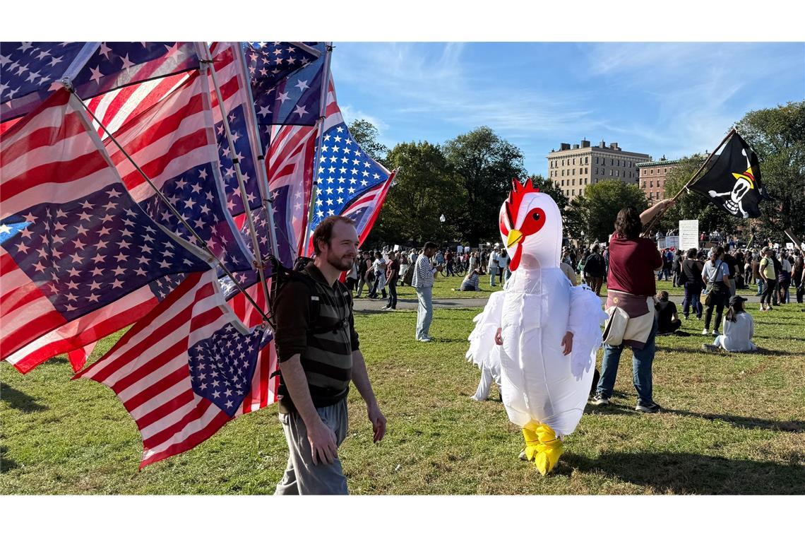 Auffällig in vielen Städten, wie hier in Boston: aufblasbare Kostüme.
