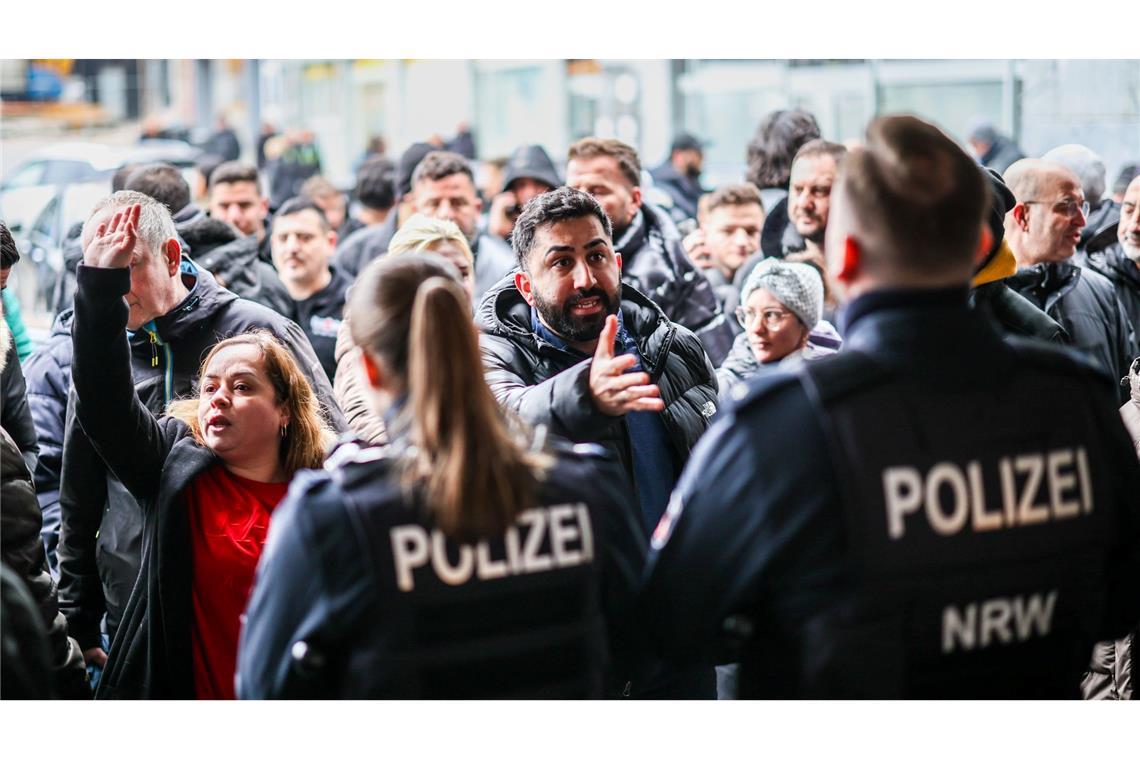 Aufgebrachte Kunden diskutieren mit der Polizei nach dem Einbruch in die Sparkasse Buer.
