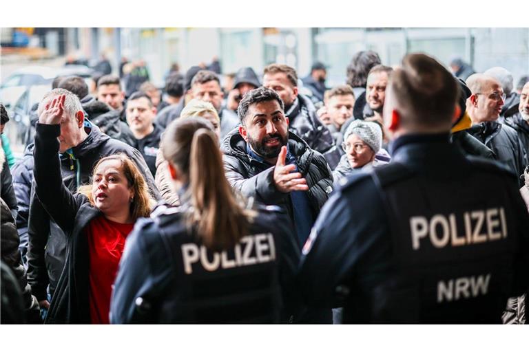 Aufgebrachte Kunden diskutieren mit der Polizei nach dem Einbruch in die Sparkasse Buer.