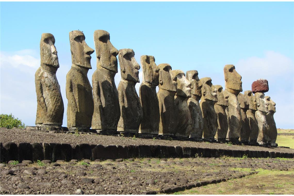 Was hat die Osterinsel mit Ostern zu tun? Aufgereiht wie eine Fußballmannschaft stehen die Steinfiguren da. Die Moai sind das touristische Aushängeschild der Osterinsel.