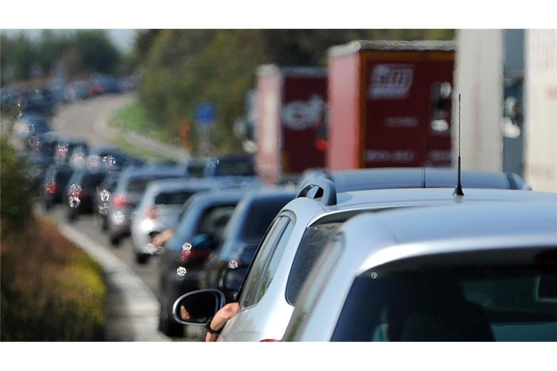 Auto prallt gegen Leitplanke - A6 teils gesperrt Aufgrund des Unfalls bildete sich auf der A6 ein langer Stau. (Archivbild)