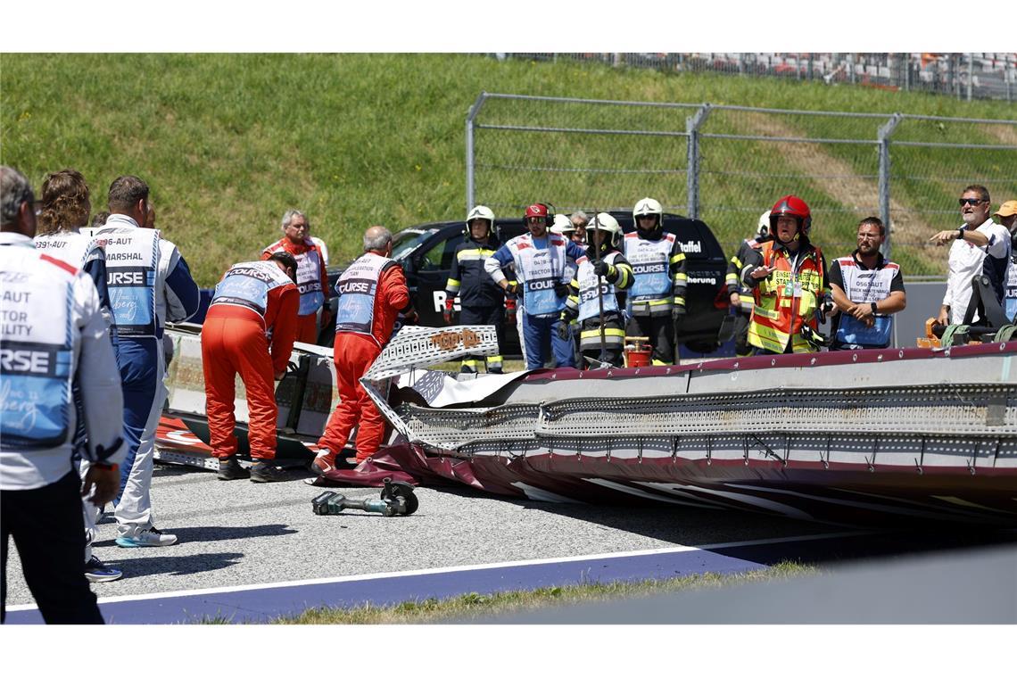 Formel-1-Werbebrücke kracht in Spielberg auf Strecke Aufräumarbeiten am Red-Bull-Ring.