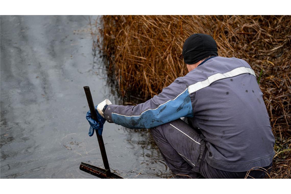 Aufräumen nach dem Unglück: Arbeiter bei Gramzow.