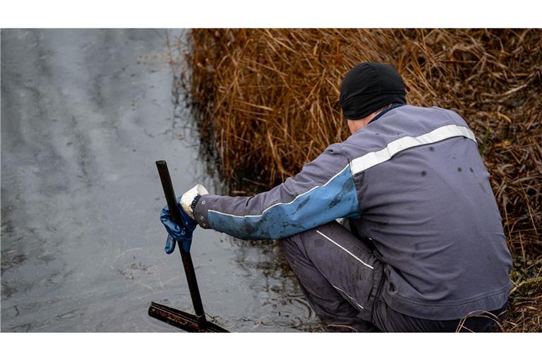 Aufräumen nach dem Unglück: Arbeiter bei Gramzow.