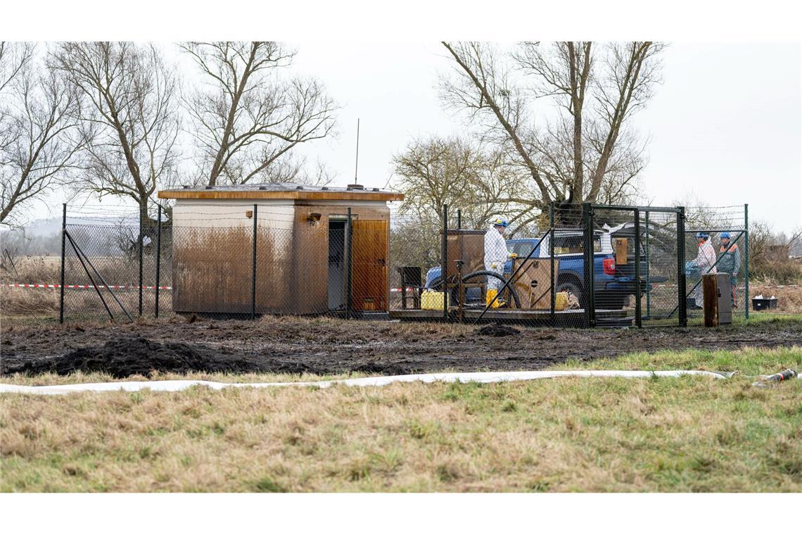 Aufräumen nach dem Unglück: Arbeiter bei Gramzow.