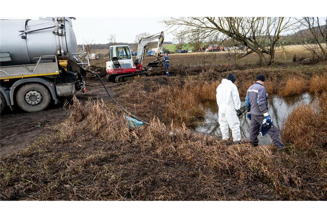 Aufräumen nach dem Unglück: Arbeiter bei Gramzow