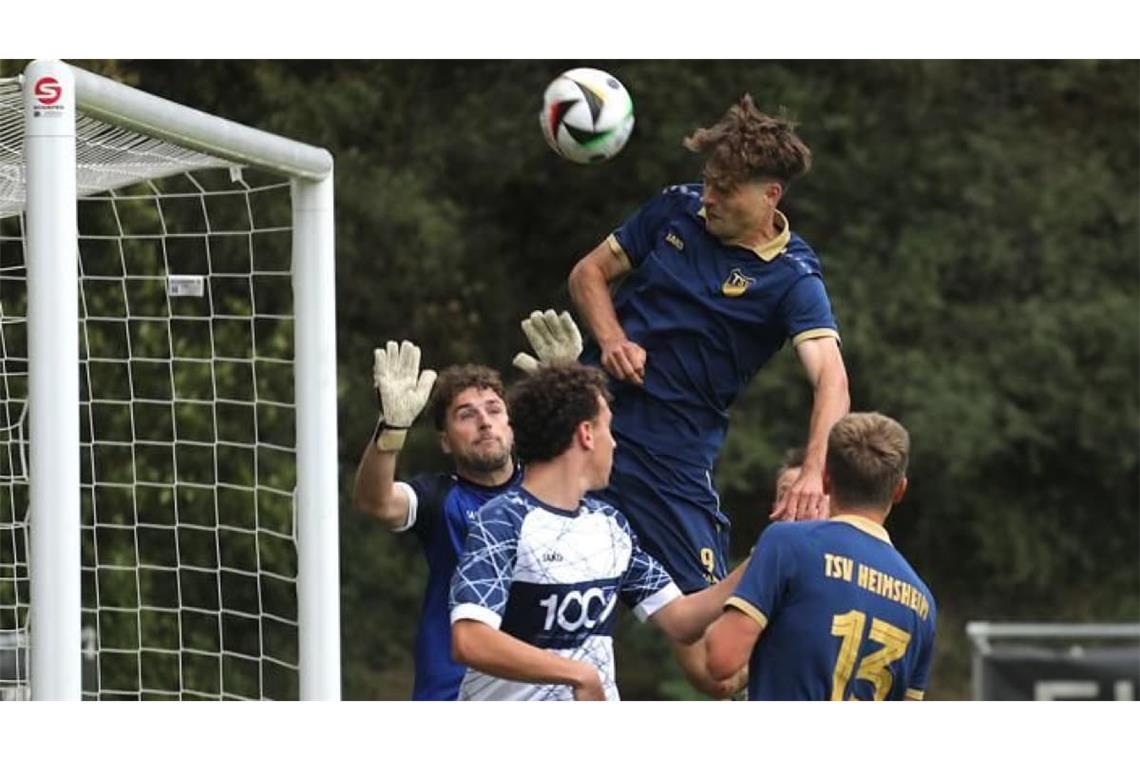 Aufregendes Derby: Der TSV Heimsheim mit Lino Widmaier (Mi.), der zum 3:0 traf, schlug den TSV Münchingen - im Münchinger Tor stand nach der Verletzung von Maximilian Kunz der eigentliche Feldspieler Steffen Butz (hi. li.)