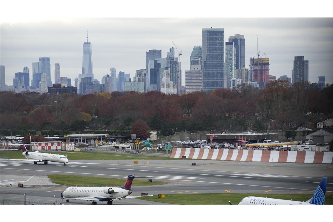 Zwei Flugzeuge stoßen auf New Yorker Flughafen zusammen Aufregung am US-Flughafen LaGuardia: Die Tragfläche eines regionalen Fliegers kracht in die Nase eines eben gelandeten Flugzeugs