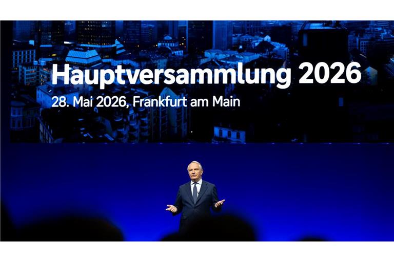 Aufsichtsratschef Alexander Wynaendts begrüßt Aktionärinnen und Aktionäre zur ersten Präsenz-Hauptversammlung der Deutschen Bank seit 2019.