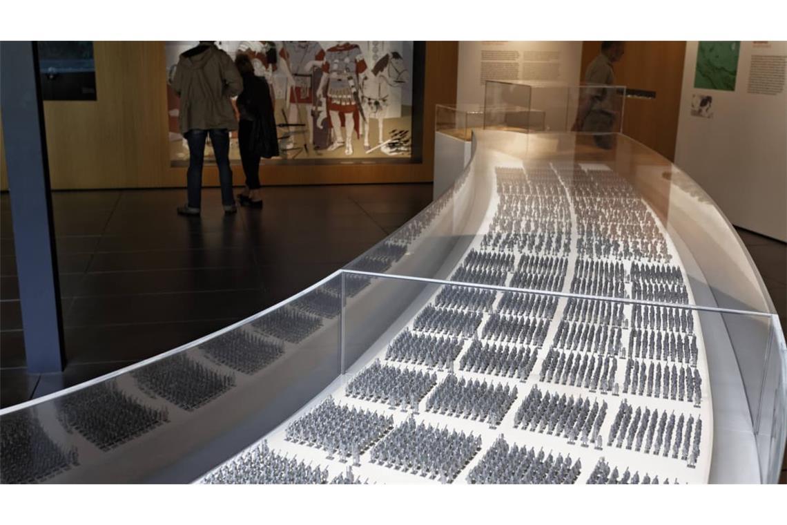 Aufstellung einer römischen Legion: Schaukasten mit Figuren im Museum und Park Kalkriese.