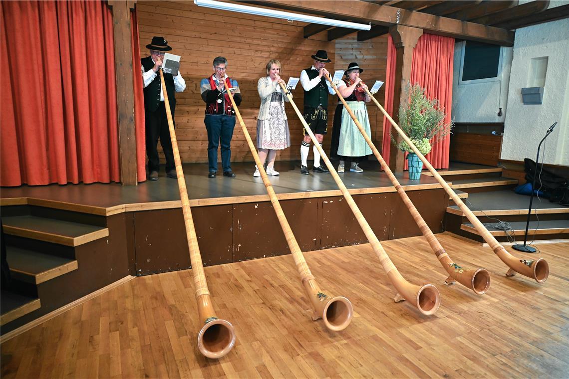 Auftritt der Alphornbläsergruppe beim Erntedankfest Auftritt im Gemeindezentrum. Foto: Elisabeth Klaper