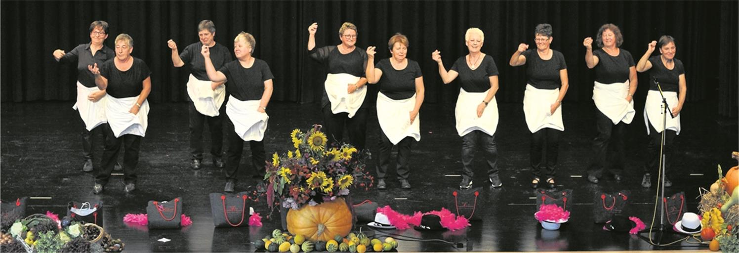 Auftritt mit Feinripp: Die Landfrauen präsentieren in ihrer Modenschau ein ungewöhnliches Universalkleidungsstück. Foto: privat
