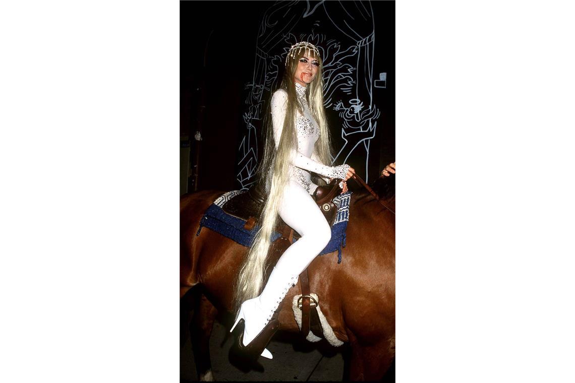 Heidis Klums Halloween-Kostüme: Die spektakulären Looks der vergangenen 25 Jahre Auftritt zu Pferde – Heidi Klum als Lady Godiva im Jahr 2001.