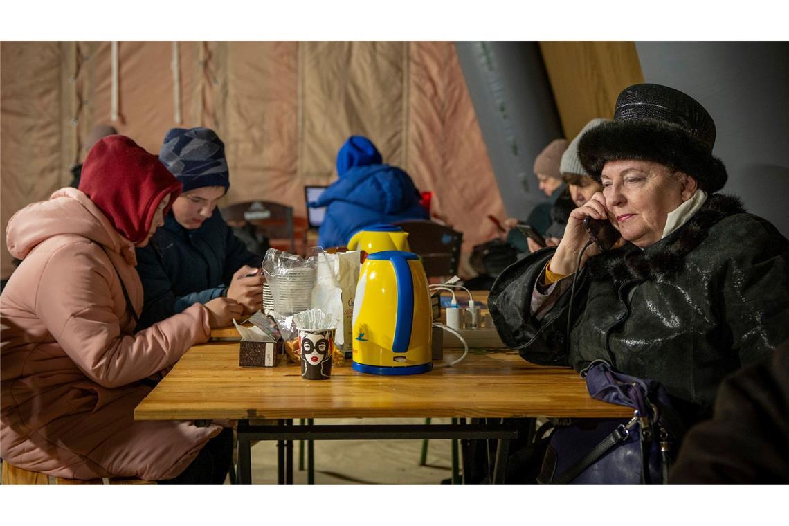 Aufwärmpunkte sollen den Ukrainern durch die schwere Zeit nach russischen Luftangriffen helfen.