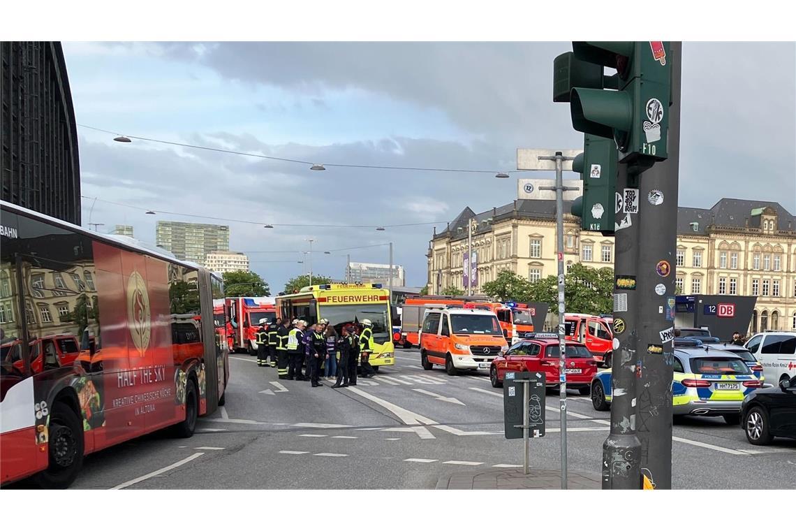 Merz bestürzt über Messerangriff in Hamburg mit vielen Verletzten Augenzeugen hatten zuvor von einem Messerangriff berichtet.
