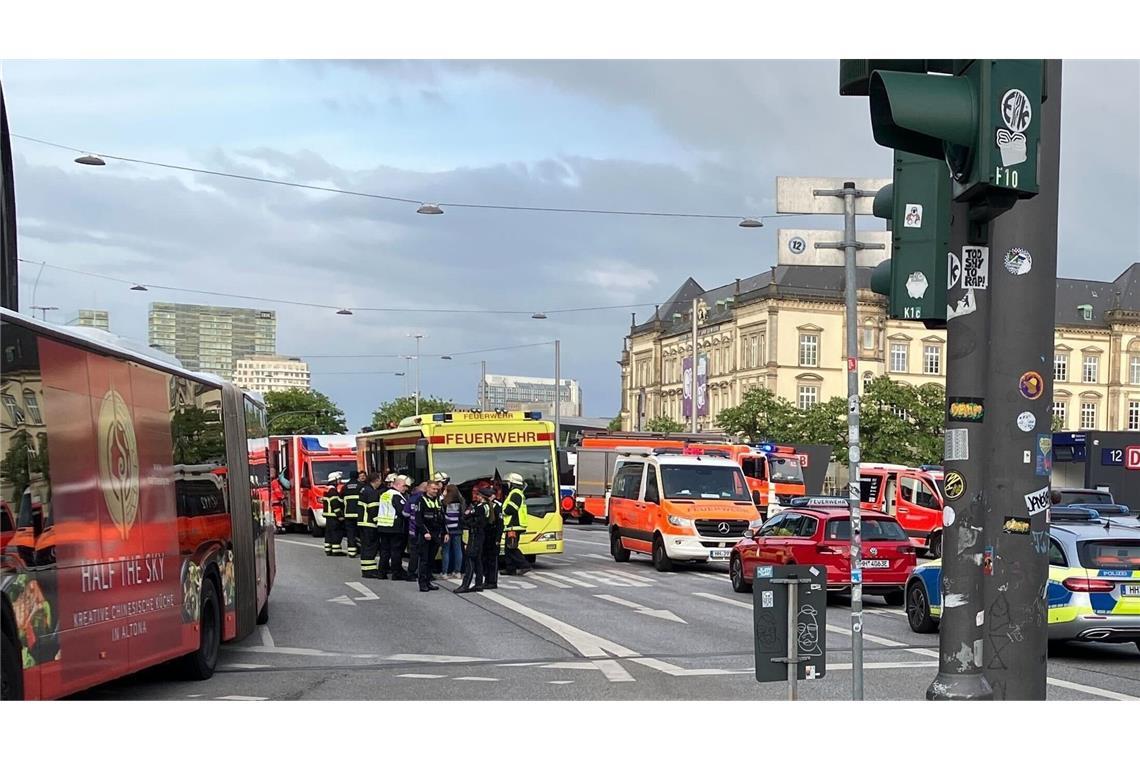 Polizei: Verletzte in stabilem Zustand Augenzeugen hatten zuvor von einem Messerangriff berichtet.