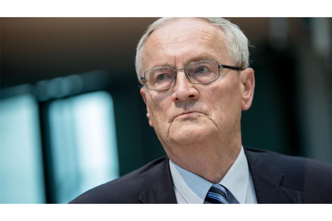 August Hanning, der ehemalige Präsident des Bundesnachrichtendienstes (BND), kommt am 02.10.2015 im Bundestag in Berlin als Zeuge zum NSA-Untersuchungsausschuss.
