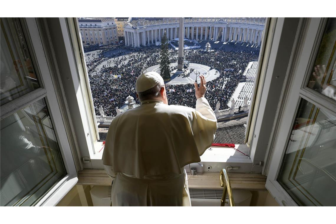 Alle Jahre wieder: Öko-Streit um Papst-Weihnachtsbaum Aus dem Apostolischen Palast hat der Papst einen guten Blick auf den Weihnachtsbaum. (Archivbild)