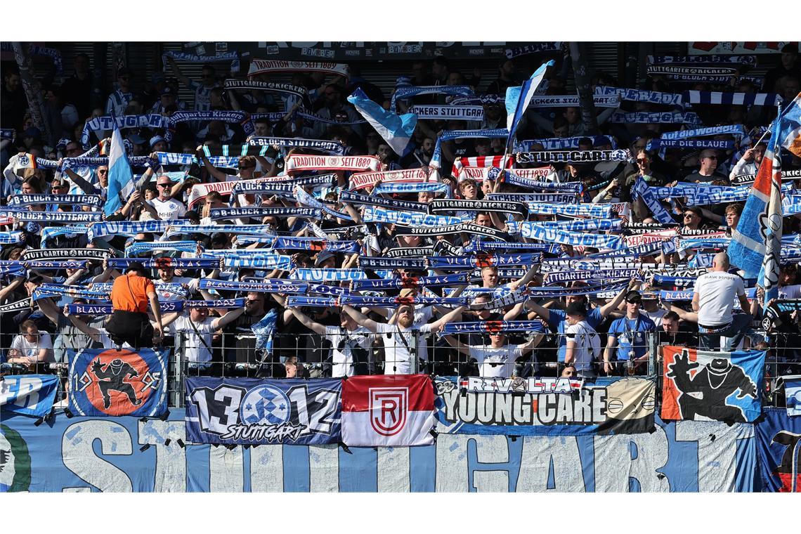 „Jetzt wäre es natürlich wichtig, auswärts nachzulegen“ Aus dem B-Block kam wie immer großartige Unterstützung für die Blauen.