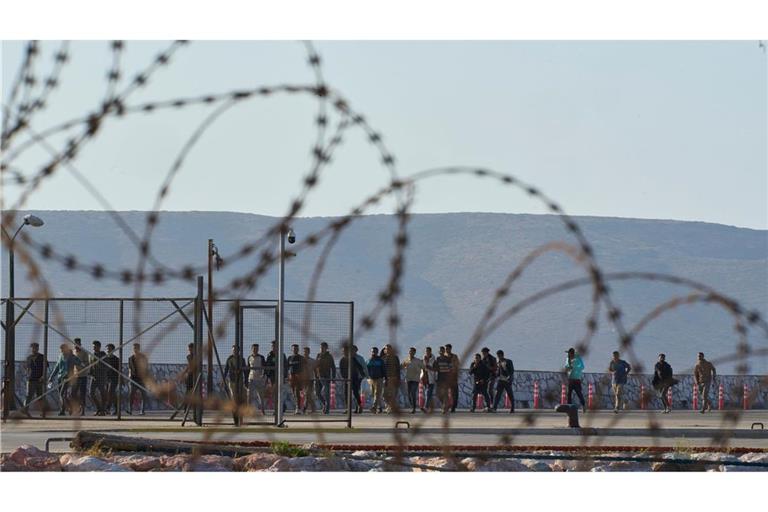 Aus dem Mittelmeer gerettete Migranten, hier im griechischen Hafen von Lavrio.
