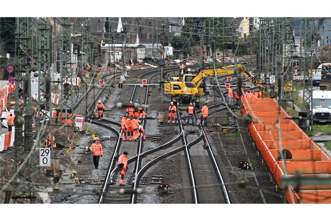 Klingbeil kündigt massiv höhere Investitionen an Aus dem Sondervermögen soll auch die Sanierung von Bahnstrecken finanziert werden.
