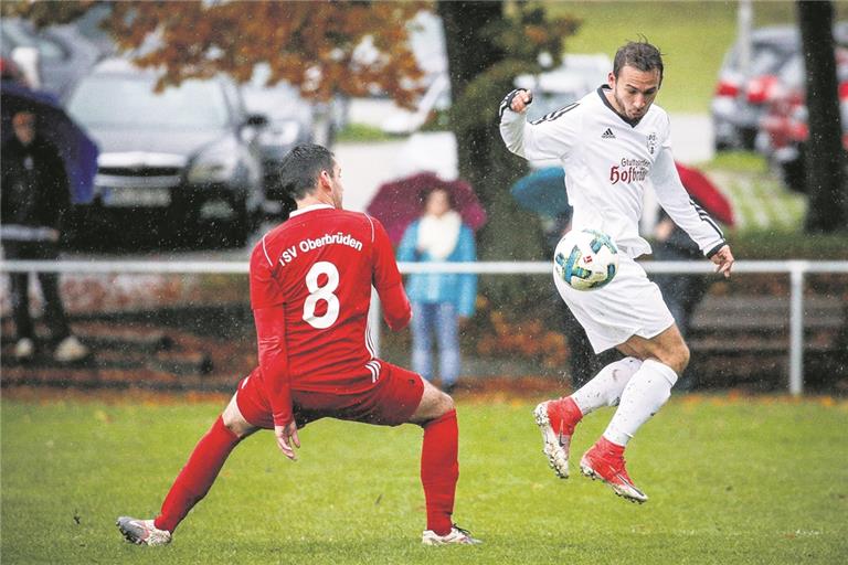 Aus dem Urlaub zurück und ein Trumpf des VfR Murrhardt im Kellerduell gegen die TSG Backnang II: Daniel Zivaljevic (rechts).Foto: A. Becher