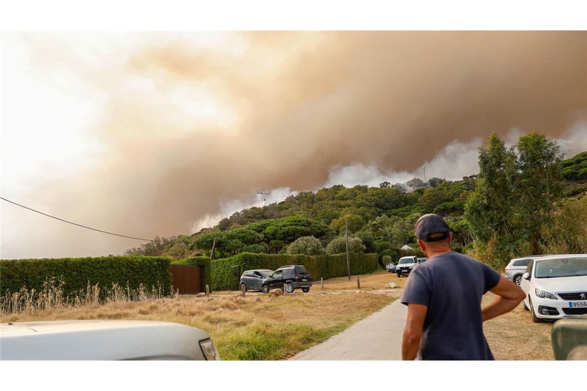 Iberisches Inferno: Wo brennt es derzeit in Spanien? Aus dem Wald bei La Torre de la Peña steigt Rauch auf. Die Gäste des Campingplatzes in Tarifa wurden wegen des Brandes evakuiert. Das Feuer soll durch ein brennendes Wohnmobil ausgelöst worden sein.