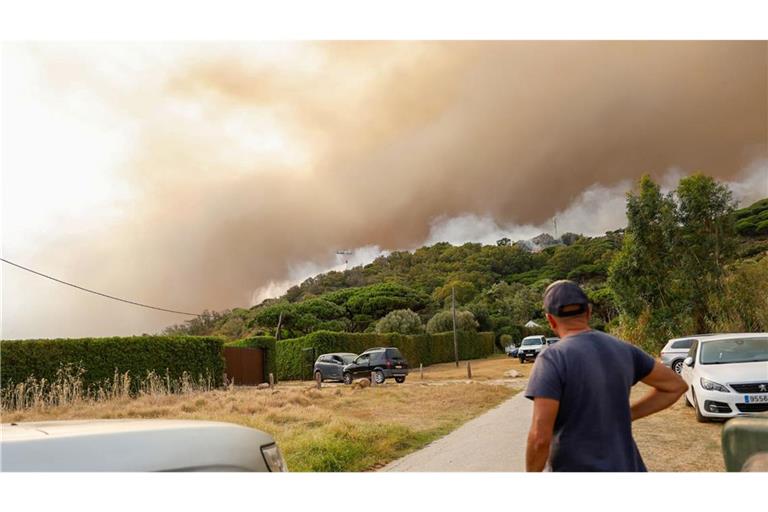 Aus dem Wald bei La Torre de la Peña steigt Rauch auf. Die Gäste des Campingplatzes in Tarifa wurden wegen des Brandes evakuiert. Das Feuer soll durch ein brennendes Wohnmobil ausgelöst worden sein.