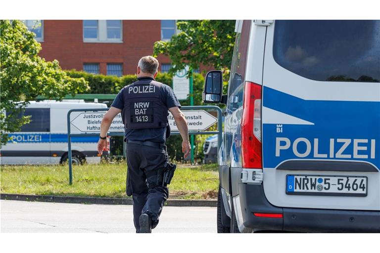 Aus der Justizvollzugsanstalt in Bielefeld-Senne ist ein Straftäter verschwunden.