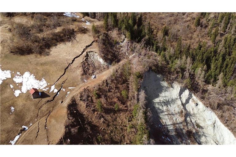 Aus der Luft ist ein Riss im Erdreich an einem Hang im Val d’Anniviers zu sehen.