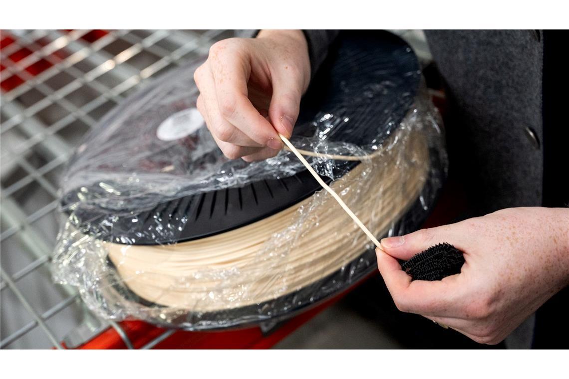 Aus diesem Kunststoff entstehen in den 3D-Druckern innerhalb von 12 bis 24 Stunden die Schuhe.