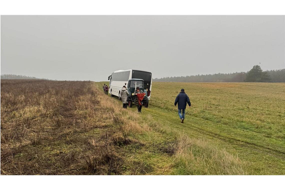 Weihnachtsmarkt-Besuch mit Hindernissen – Bus strandet auf Feld Aus dieser misslichen Lage gab es für den Reisebus zunächst kein Entkommen.