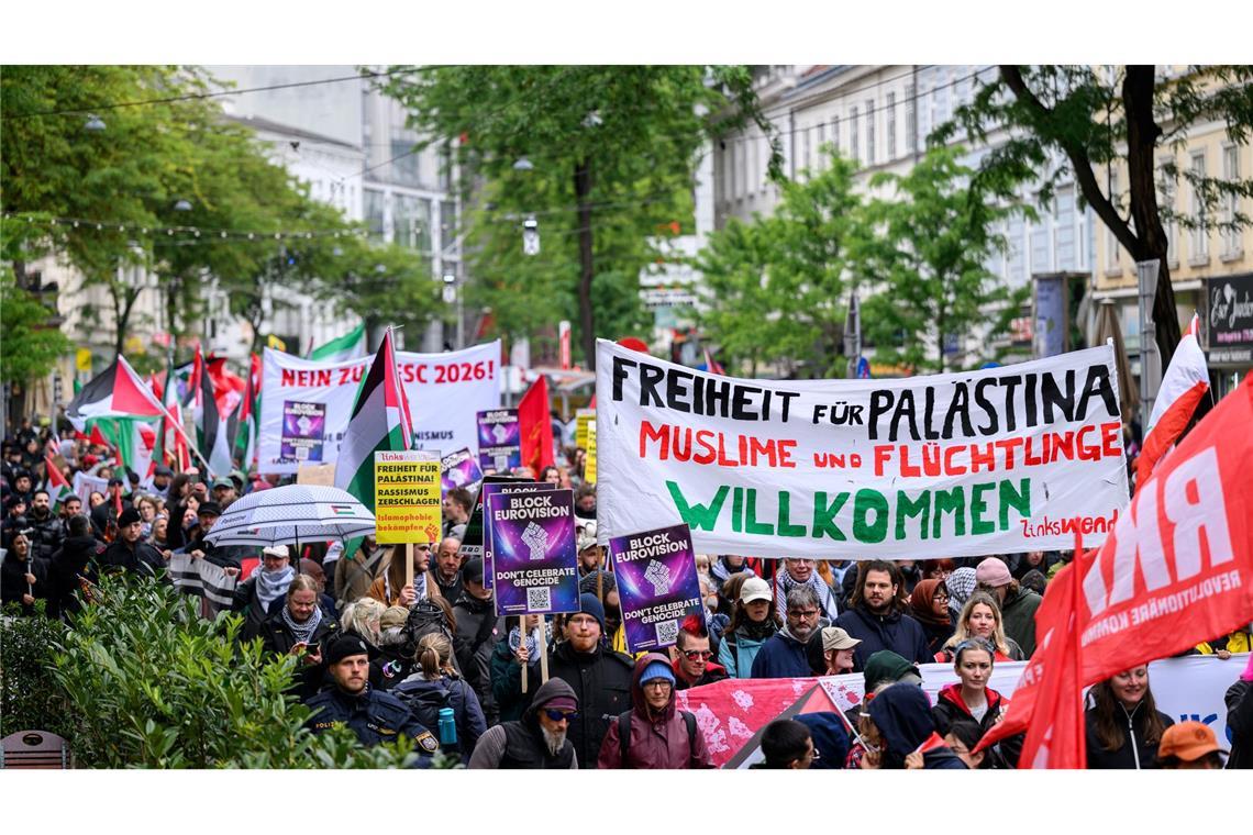 Aus Kreisen der Einsatzkräfte war von etwa 2.600 Teilnehmern die Rede.