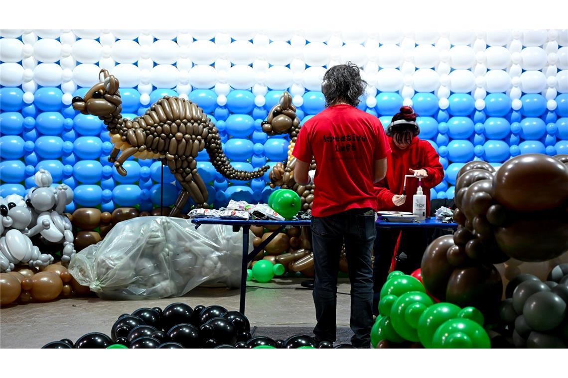 Aus Luftballons mach Dino: Rund 100 Künstler haben für die Ausstellung "Luftballonwelten" Tiere, Pflanzen und Sehenswürdigkeiten nachgebaut.
