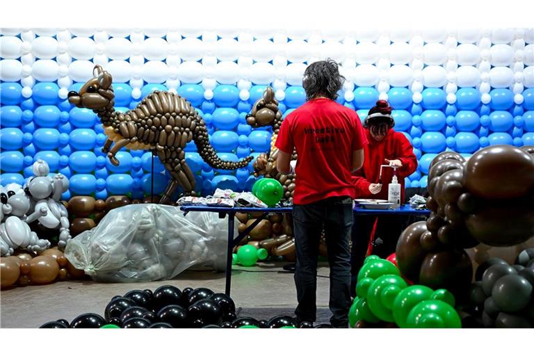 Aus Luftballons mach Dino: Rund 100 Künstler haben für die Ausstellung "Luftballonwelten" Tiere, Pflanzen und Sehenswürdigkeiten nachgebaut.